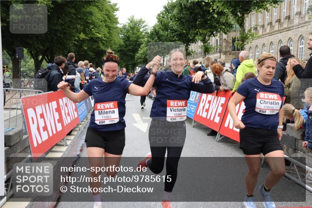14.06.2026 - REWE Women's Run Strokosch-Dieckow http://msf.ph/oto/9785615 14.06.2026 10:04:05 Ziel 10011, 10013, 10301, 10368, 10415, 10603, 10900, 10996, 11080 meine-sportfotos.de