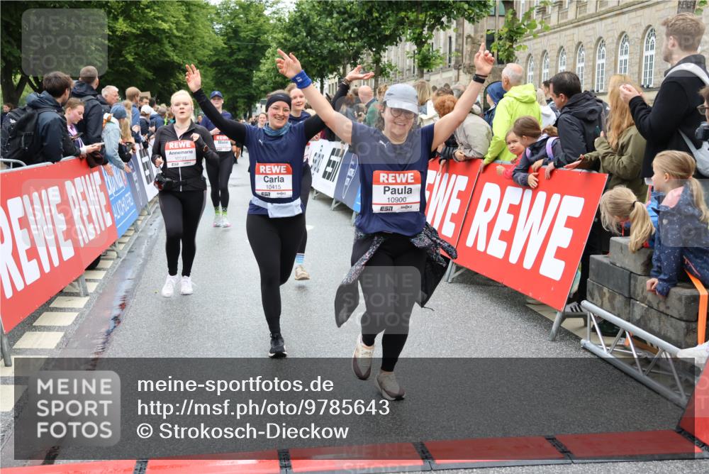 14.06.2026 - REWE Women's Run Strokosch-Dieckow http://msf.ph/oto/9785643 14.06.2026 10:04:09 Ziel 10227, 10276, 10301, 10368, 10415, 10448, 10476, 10603, 10900, 10996, 11080, 11333 meine-sportfotos.de