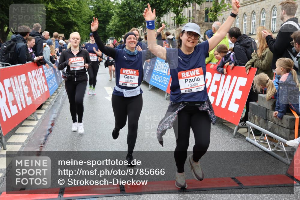 14.06.2026 - REWE Women's Run Strokosch-Dieckow http://msf.ph/oto/9785666 14.06.2026 10:04:09 Ziel 10227, 10276, 10301, 10368, 10415, 10448, 10476, 10603, 10900, 10996, 11080, 11333 meine-sportfotos.de