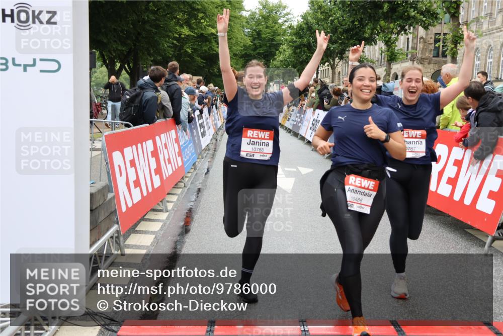 14.06.2026 - REWE Women's Run Strokosch-Dieckow http://msf.ph/oto/9786000 14.06.2026 10:04:41 Ziel 10486, 10771, 10787, 10788, 11002, 11068, 11118, 11187 meine-sportfotos.de