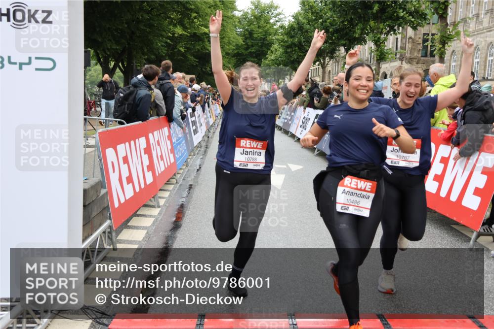14.06.2026 - REWE Women's Run Strokosch-Dieckow http://msf.ph/oto/9786001 14.06.2026 10:04:41 Ziel 10486, 10771, 10787, 10788, 11002, 11068, 11118, 11187 meine-sportfotos.de