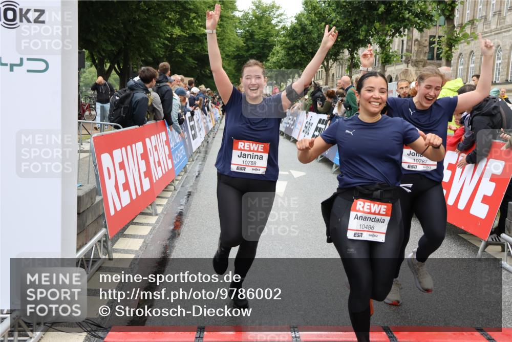 14.06.2026 - REWE Women's Run Strokosch-Dieckow http://msf.ph/oto/9786002 14.06.2026 10:04:41 Ziel 10486, 10771, 10787, 10788, 11002, 11068, 11118, 11187 meine-sportfotos.de