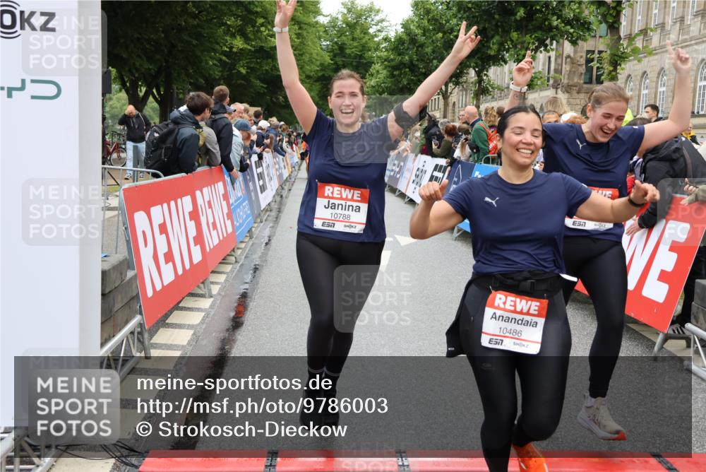 14.06.2026 - REWE Women's Run Strokosch-Dieckow http://msf.ph/oto/9786003 14.06.2026 10:04:41 Ziel 10486, 10771, 10787, 10788, 11002, 11068, 11118, 11187 meine-sportfotos.de