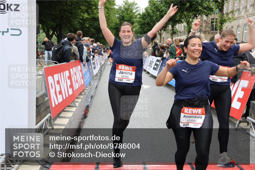 14.06.2026 - REWE Women's Run Strokosch-Dieckow http://msf.ph/oto/9786004 14.06.2026 10:04:41 Ziel 10486, 10771, 10787, 10788, 11002, 11068, 11118, 11187 meine-sportfotos.de