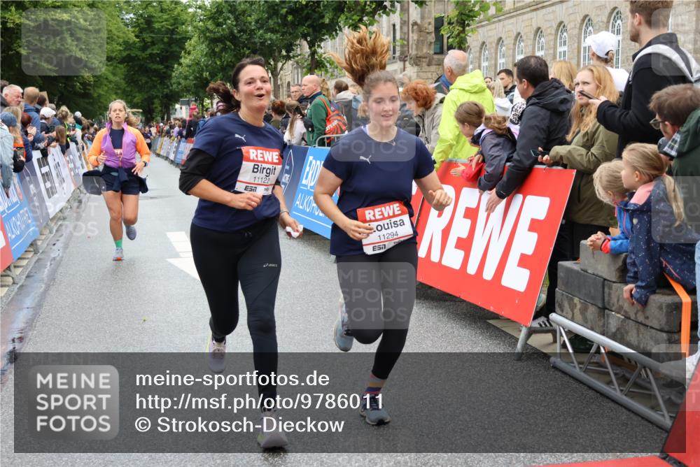 14.06.2026 - REWE Women's Run Strokosch-Dieckow http://msf.ph/oto/9786011 14.06.2026 10:04:47 Ziel 10486, 10593, 10787, 10788, 11002, 11068, 11122, 11187, 11294 meine-sportfotos.de