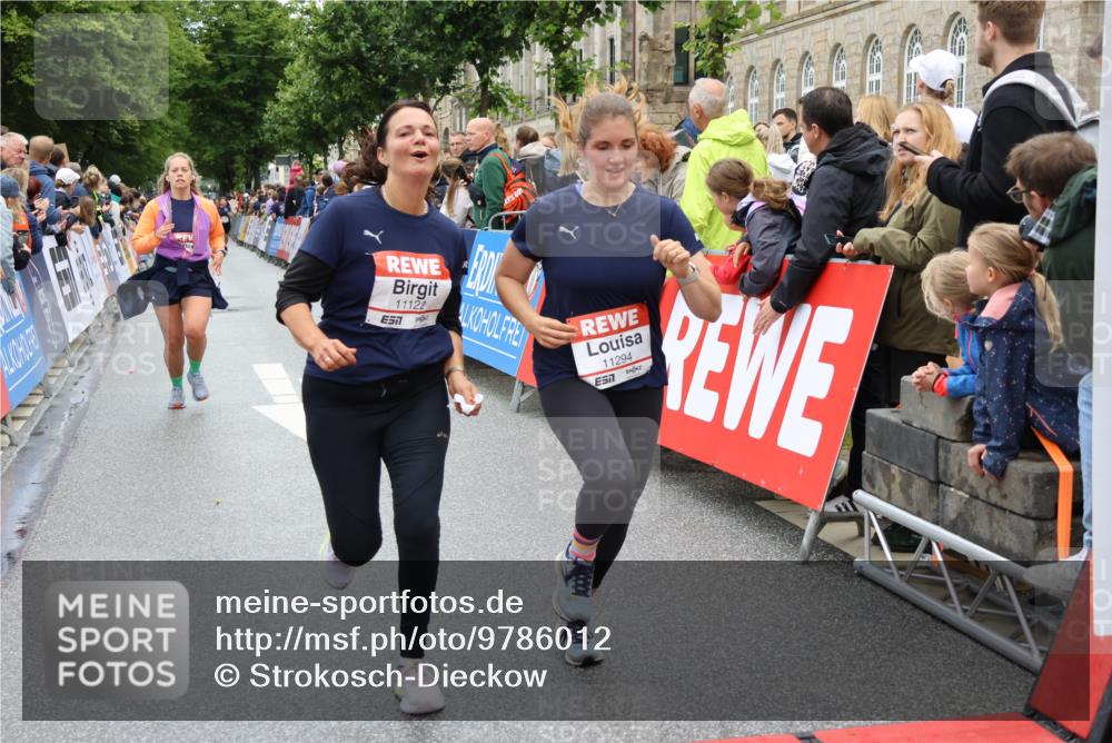 14.06.2026 - REWE Women's Run Strokosch-Dieckow http://msf.ph/oto/9786012 14.06.2026 10:04:47 Ziel 10486, 10593, 10787, 10788, 11002, 11068, 11122, 11187, 11294 meine-sportfotos.de