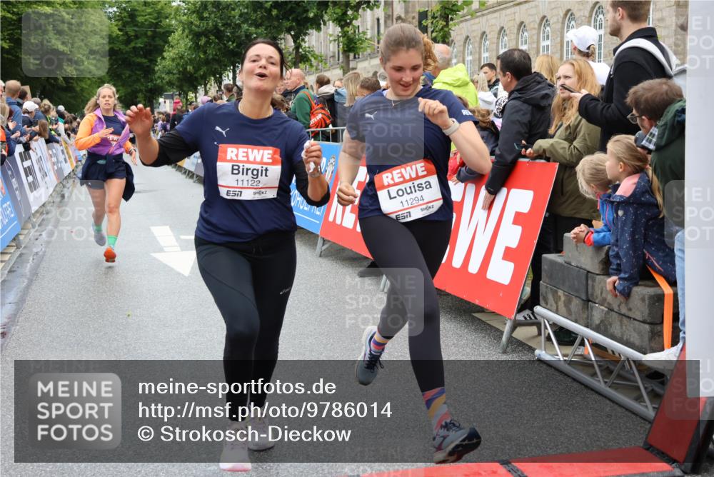 14.06.2026 - REWE Women's Run Strokosch-Dieckow http://msf.ph/oto/9786014 14.06.2026 10:04:47 Ziel 10486, 10593, 10787, 10788, 11002, 11068, 11122, 11187, 11294 meine-sportfotos.de