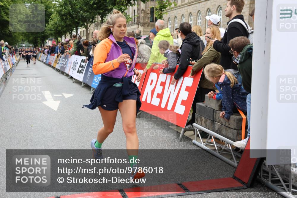14.06.2026 - REWE Women's Run Strokosch-Dieckow http://msf.ph/oto/9786018 14.06.2026 10:04:49 Ziel 10593, 10787, 10788, 11068, 11122, 11294 meine-sportfotos.de
