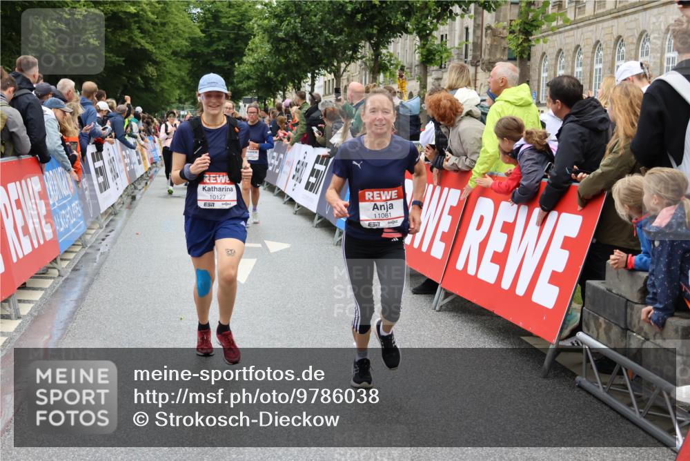 14.06.2026 - REWE Women's Run Strokosch-Dieckow http://msf.ph/oto/9786038 14.06.2026 10:05:04 Ziel 10127, 10326, 10610, 11081, 11290 meine-sportfotos.de