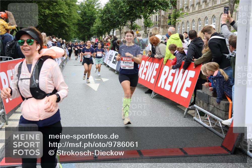 14.06.2026 - REWE Women's Run Strokosch-Dieckow http://msf.ph/oto/9786061 14.06.2026 10:05:12 Ziel 10127, 10191, 10329, 10719, 10822, 11027, 11043, 11081, 11091, 11290, 11323, 11482, 11524 meine-sportfotos.de