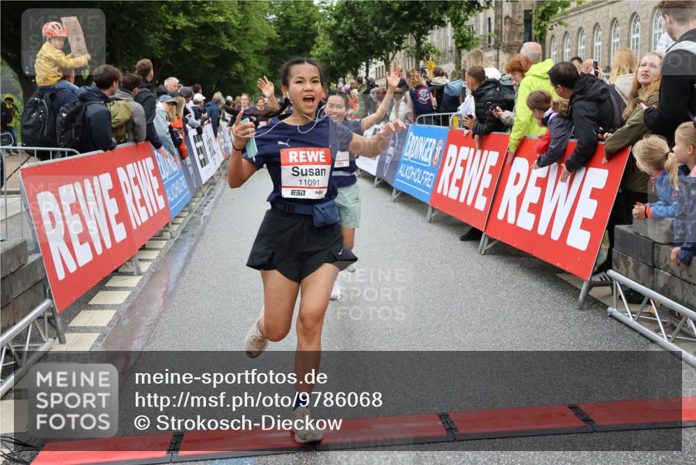 14.06.2026 - REWE Women's Run Strokosch-Dieckow http://msf.ph/oto/9786068 14.06.2026 10:05:15 Ziel 10191, 10318, 10329, 10533, 10719, 10822, 11027, 11043, 11091, 11290, 11323, 11482, 11524 meine-sportfotos.de