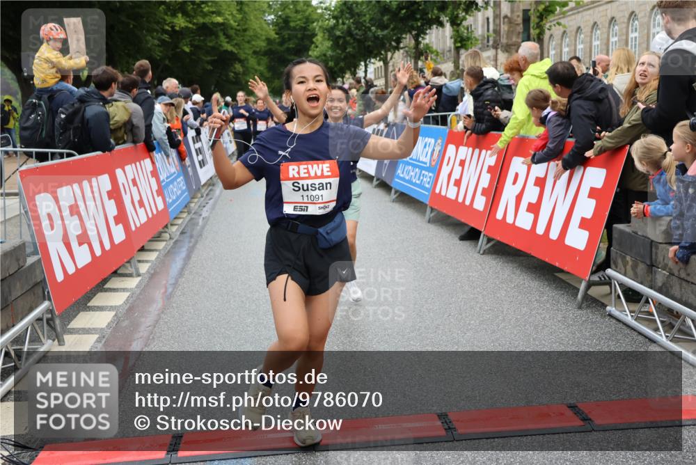 14.06.2026 - REWE Women's Run Strokosch-Dieckow http://msf.ph/oto/9786070 14.06.2026 10:05:15 Ziel 10191, 10318, 10329, 10533, 10719, 10822, 11027, 11043, 11091, 11290, 11323, 11482, 11524 meine-sportfotos.de