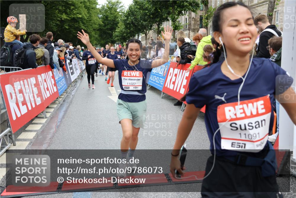 14.06.2026 - REWE Women's Run Strokosch-Dieckow http://msf.ph/oto/9786073 14.06.2026 10:05:16 Ziel 10191, 10318, 10329, 10533, 10674, 10675, 10719, 10822, 11027, 11043, 11091, 11290, 11323, 11482, 11524 meine-sportfotos.de