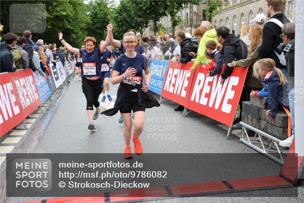 14.06.2026 - REWE Women's Run Strokosch-Dieckow http://msf.ph/oto/9786082 14.06.2026 10:05:19 Ziel 10191, 10318, 10409, 10533, 10588, 10674, 10675, 10822, 11027, 11043, 11091 meine-sportfotos.de