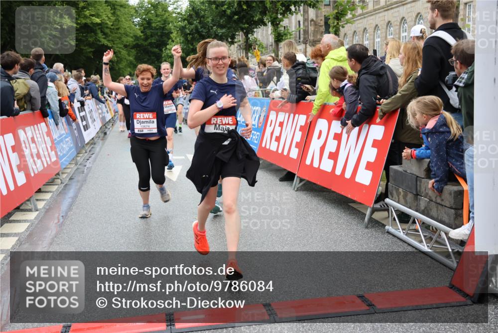 14.06.2026 - REWE Women's Run Strokosch-Dieckow http://msf.ph/oto/9786084 14.06.2026 10:05:19 Ziel 10191, 10318, 10409, 10533, 10588, 10674, 10675, 10822, 11027, 11043, 11091 meine-sportfotos.de