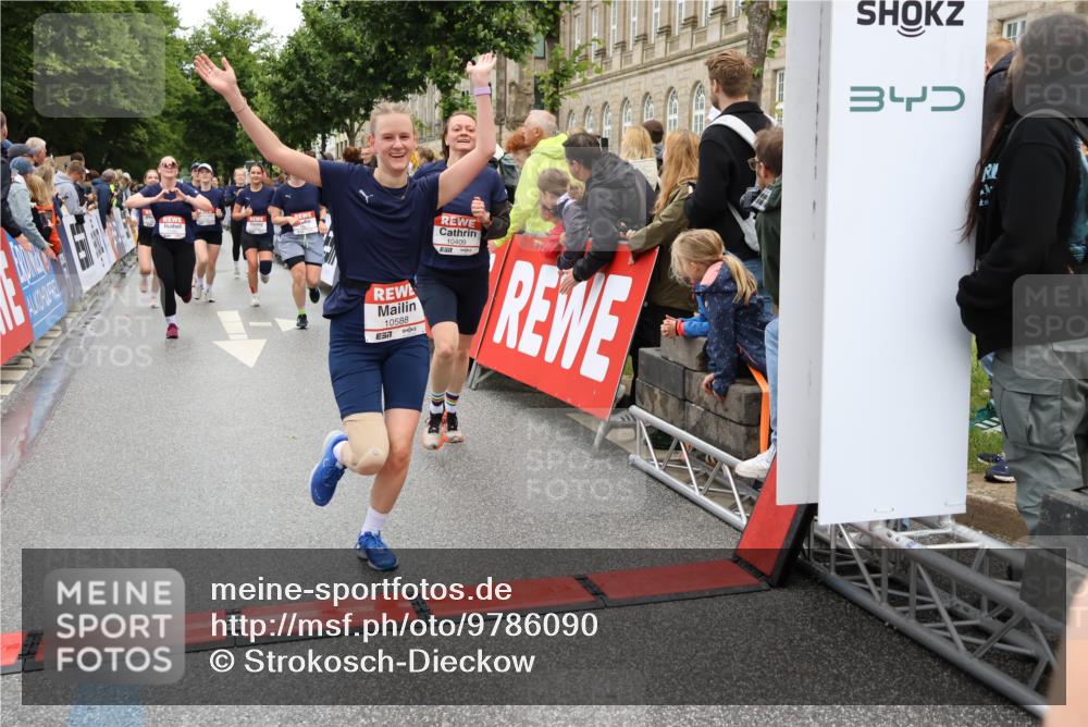 14.06.2026 - REWE Women's Run Strokosch-Dieckow http://msf.ph/oto/9786090 14.06.2026 10:05:21 Ziel 10318, 10409, 10512, 10533, 10583, 10588, 10674, 10675, 10968, 11027, 11091, 11263, 11452, 11462 meine-sportfotos.de