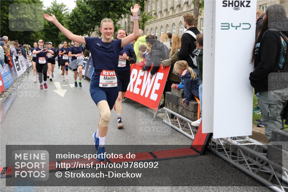 14.06.2026 - REWE Women's Run Strokosch-Dieckow http://msf.ph/oto/9786092 14.06.2026 10:05:22 Ziel 10222, 10318, 10409, 10512, 10533, 10583, 10588, 10674, 10675, 10968, 11027, 11091, 11107, 11263, 11452, 11462 meine-sportfotos.de
