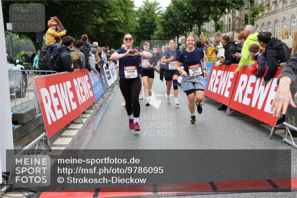 14.06.2026 - REWE Women's Run Strokosch-Dieckow http://msf.ph/oto/9786095 14.06.2026 10:05:23 Ziel 10222, 10318, 10409, 10512, 10533, 10583, 10588, 10674, 10675, 10968, 11027, 11091, 11107, 11263, 11452, 11462 meine-sportfotos.de
