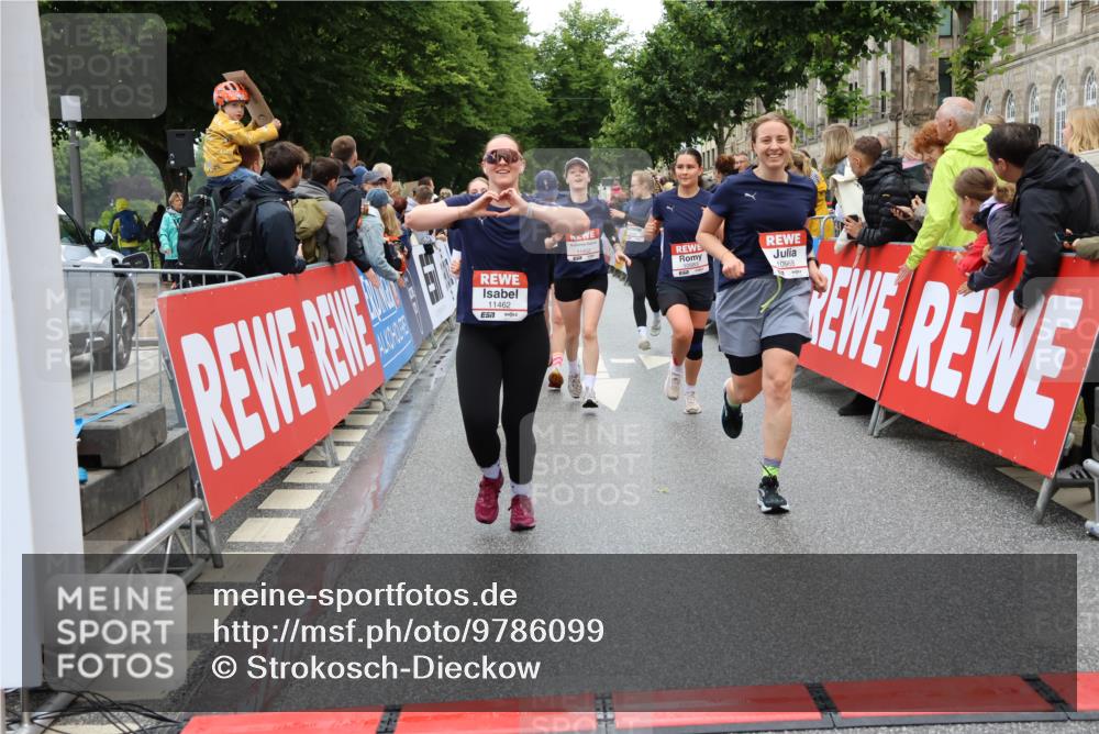 14.06.2026 - REWE Women's Run Strokosch-Dieckow http://msf.ph/oto/9786099 14.06.2026 10:05:23 Ziel 10222, 10318, 10409, 10512, 10533, 10583, 10588, 10674, 10675, 10968, 11027, 11091, 11107, 11263, 11452, 11462 meine-sportfotos.de
