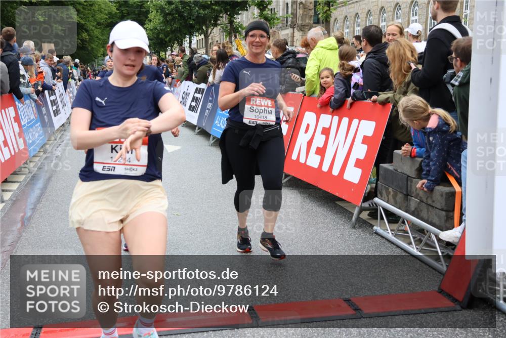 14.06.2026 - REWE Women's Run Strokosch-Dieckow http://msf.ph/oto/9786124 14.06.2026 10:05:34 Ziel 10222, 10418, 10497, 10524, 10645, 10836, 11107, 11264, 11305, 11478 meine-sportfotos.de