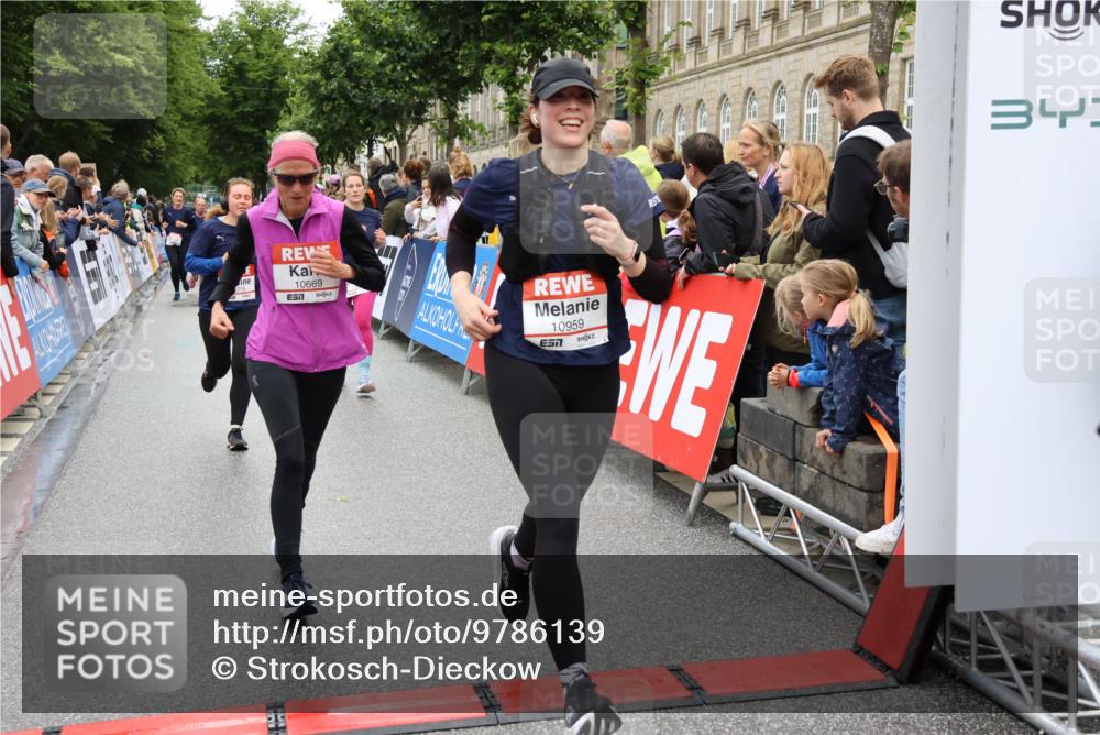 14.06.2026 - REWE Women's Run Strokosch-Dieckow http://msf.ph/oto/9786139 14.06.2026 10:05:41 Ziel 10076, 10418, 10494, 10497, 10669, 10775, 10959, 11264, 11305, 11478 meine-sportfotos.de