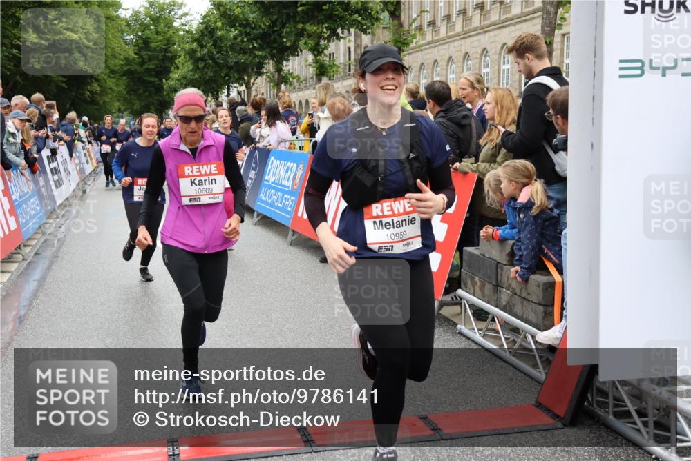 14.06.2026 - REWE Women's Run Strokosch-Dieckow http://msf.ph/oto/9786141 14.06.2026 10:05:41 Ziel 10076, 10418, 10494, 10497, 10669, 10775, 10959, 11264, 11305, 11478 meine-sportfotos.de