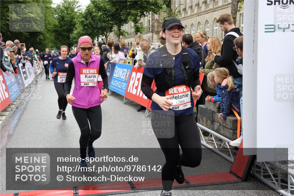 14.06.2026 - REWE Women's Run Strokosch-Dieckow http://msf.ph/oto/9786142 14.06.2026 10:05:41 Ziel 10076, 10418, 10494, 10497, 10669, 10775, 10959, 11264, 11305, 11478 meine-sportfotos.de