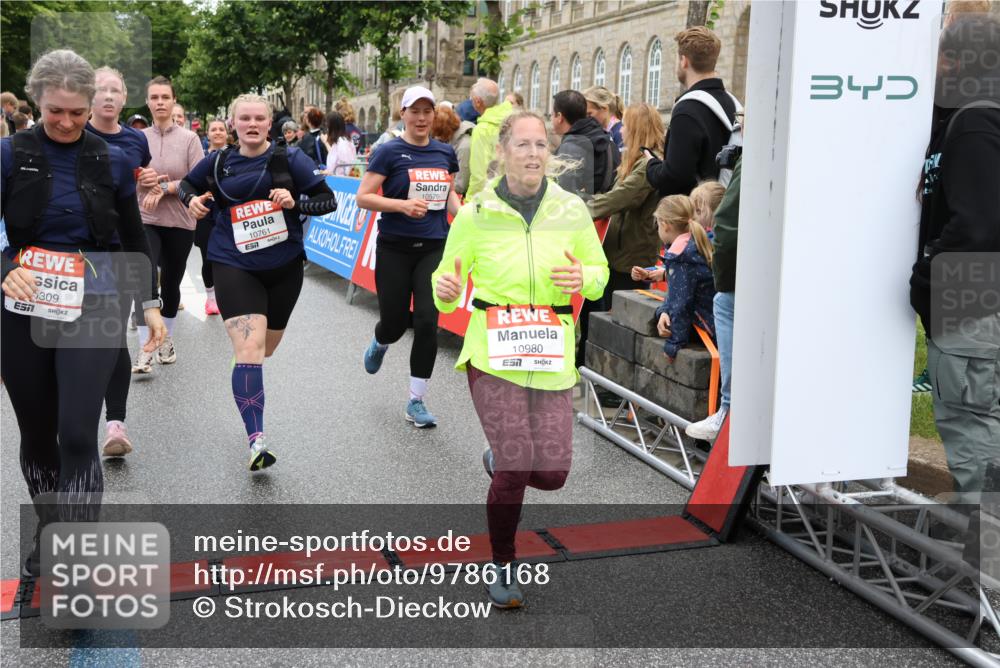 14.06.2026 - REWE Women's Run Strokosch-Dieckow http://msf.ph/oto/9786168 14.06.2026 10:05:51 Ziel 10057, 10059, 10076, 10087, 10271, 10309, 10332, 10348, 10493, 10579, 10694, 10726, 10761, 10799, 10980, 11357, 11363, 11532 meine-sportfotos.de