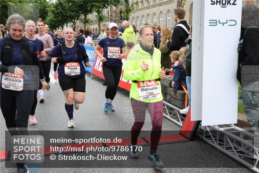 14.06.2026 - REWE Women's Run Strokosch-Dieckow http://msf.ph/oto/9786170 14.06.2026 10:05:51 Ziel 10057, 10059, 10076, 10087, 10271, 10309, 10332, 10348, 10493, 10579, 10694, 10726, 10761, 10799, 10980, 11357, 11363, 11532 meine-sportfotos.de