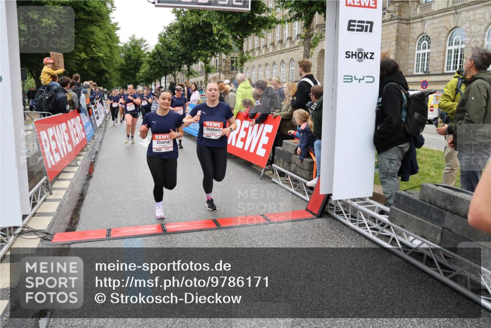 14.06.2026 - REWE Women's Run Strokosch-Dieckow http://msf.ph/oto/9786171 14.06.2026 10:05:55 Ziel 10057, 10059, 10087, 10199, 10271, 10309, 10332, 10348, 10493, 10579, 10694, 10705, 10726, 10761, 10799, 10910, 10980, 11034, 11036, 11316, 11356, 11357, 11363, 11532 meine-sportfotos.de