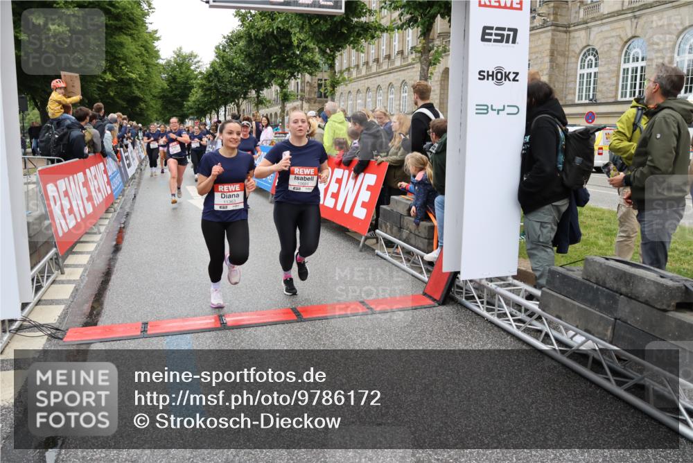 14.06.2026 - REWE Women's Run Strokosch-Dieckow http://msf.ph/oto/9786172 14.06.2026 10:05:55 Ziel 10057, 10059, 10087, 10199, 10271, 10309, 10332, 10348, 10493, 10579, 10694, 10705, 10726, 10761, 10799, 10910, 10980, 11034, 11036, 11316, 11356, 11357, 11363, 11532 meine-sportfotos.de