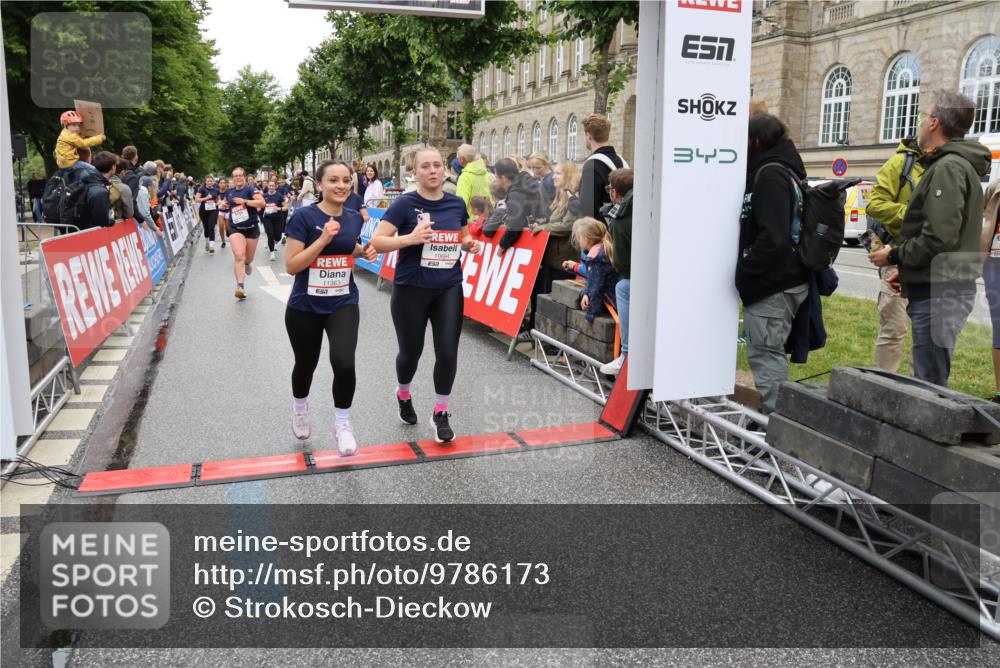 14.06.2026 - REWE Women's Run Strokosch-Dieckow http://msf.ph/oto/9786173 14.06.2026 10:05:55 Ziel 10057, 10059, 10087, 10199, 10271, 10309, 10332, 10348, 10493, 10579, 10694, 10705, 10726, 10761, 10799, 10910, 10980, 11034, 11036, 11316, 11356, 11357, 11363, 11532 meine-sportfotos.de