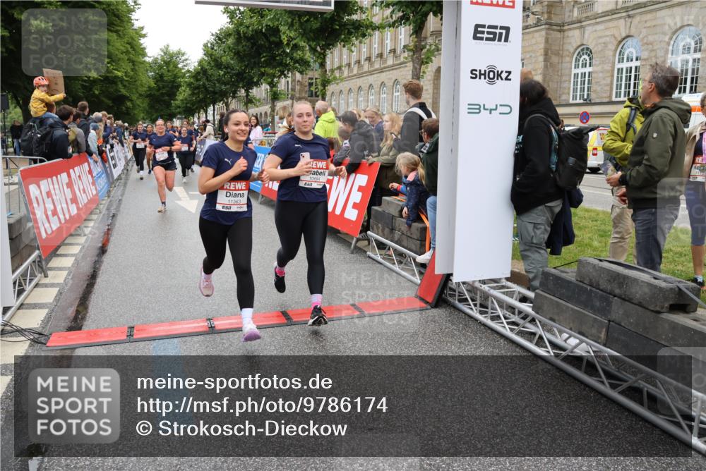 14.06.2026 - REWE Women's Run Strokosch-Dieckow http://msf.ph/oto/9786174 14.06.2026 10:05:55 Ziel 10057, 10059, 10087, 10199, 10271, 10309, 10332, 10348, 10493, 10579, 10694, 10705, 10726, 10761, 10799, 10910, 10980, 11034, 11036, 11316, 11356, 11357, 11363, 11532 meine-sportfotos.de