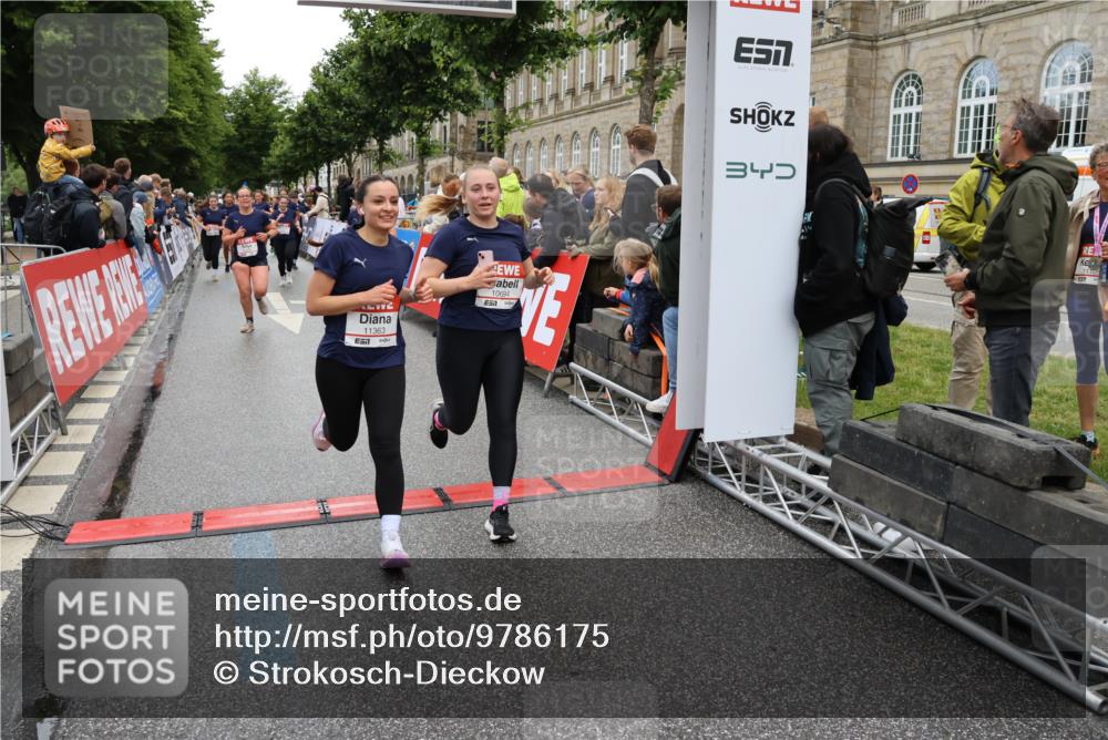 14.06.2026 - REWE Women's Run Strokosch-Dieckow http://msf.ph/oto/9786175 14.06.2026 10:05:55 Ziel 10057, 10059, 10087, 10199, 10271, 10309, 10332, 10348, 10493, 10579, 10694, 10705, 10726, 10761, 10799, 10910, 10980, 11034, 11036, 11316, 11356, 11357, 11363, 11532 meine-sportfotos.de