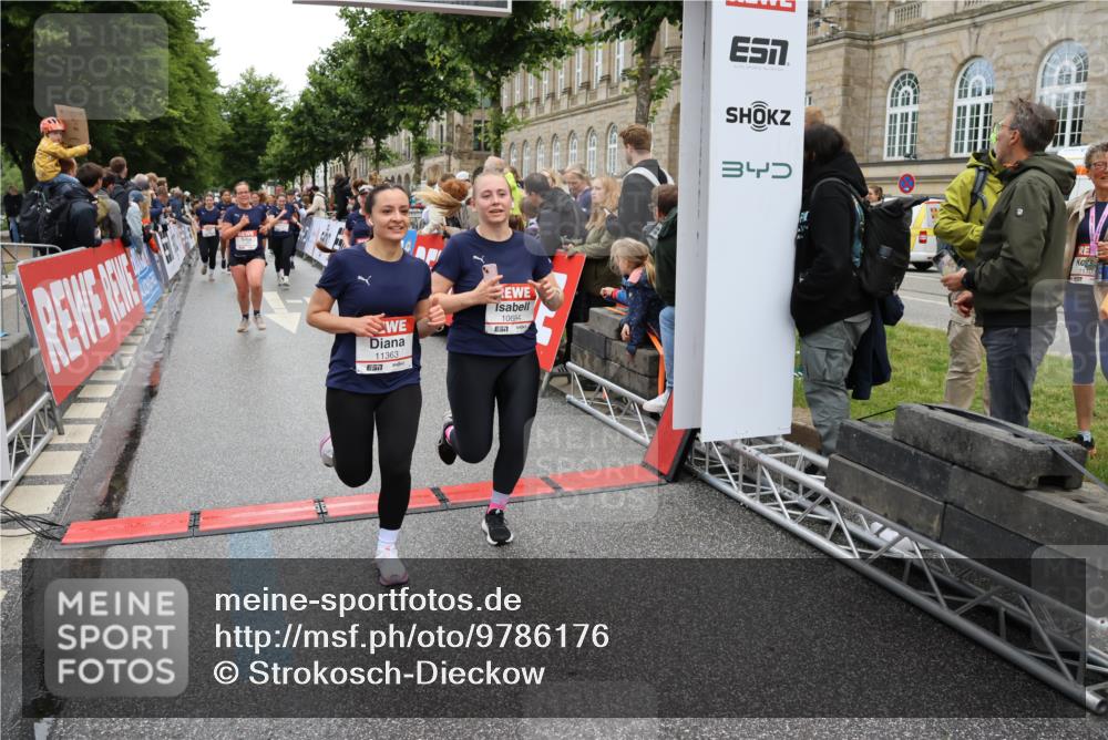 14.06.2026 - REWE Women's Run Strokosch-Dieckow http://msf.ph/oto/9786176 14.06.2026 10:05:55 Ziel 10057, 10059, 10087, 10199, 10271, 10309, 10332, 10348, 10493, 10579, 10694, 10705, 10726, 10761, 10799, 10910, 10980, 11034, 11036, 11316, 11356, 11357, 11363, 11532 meine-sportfotos.de