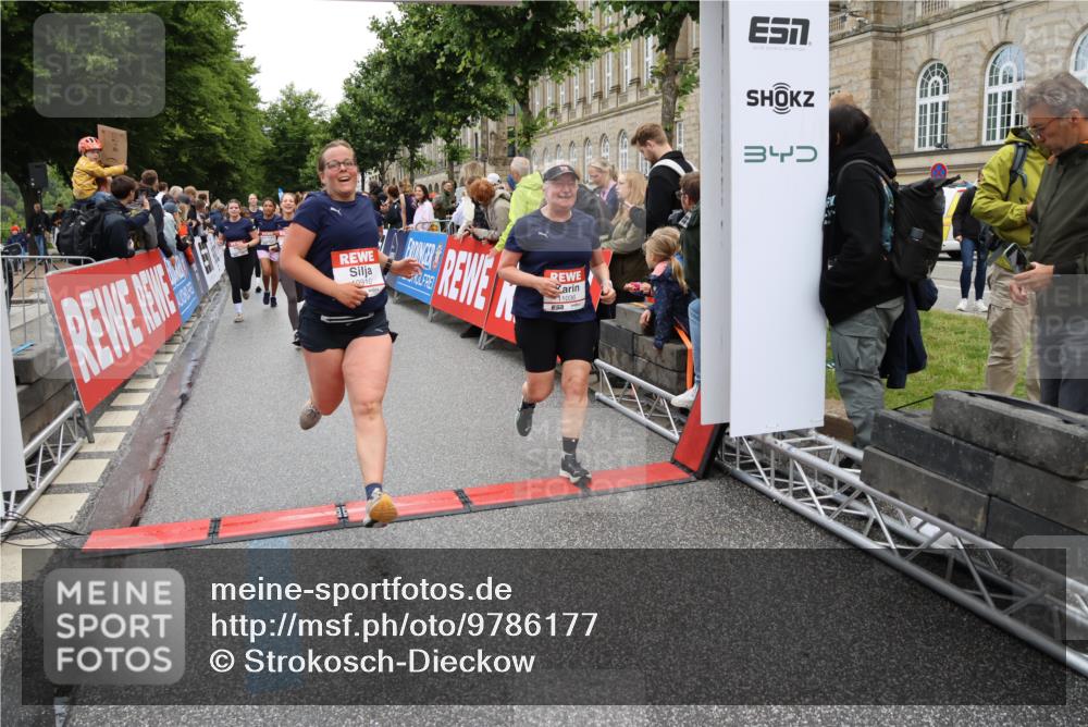 14.06.2026 - REWE Women's Run Strokosch-Dieckow http://msf.ph/oto/9786177 14.06.2026 10:05:57 Ziel 10048, 10049, 10050, 10087, 10199, 10309, 10332, 10477, 10579, 10624, 10694, 10705, 10726, 10761, 10799, 10910, 10980, 11010, 11034, 11036, 11316, 11356, 11363, 11532 meine-sportfotos.de