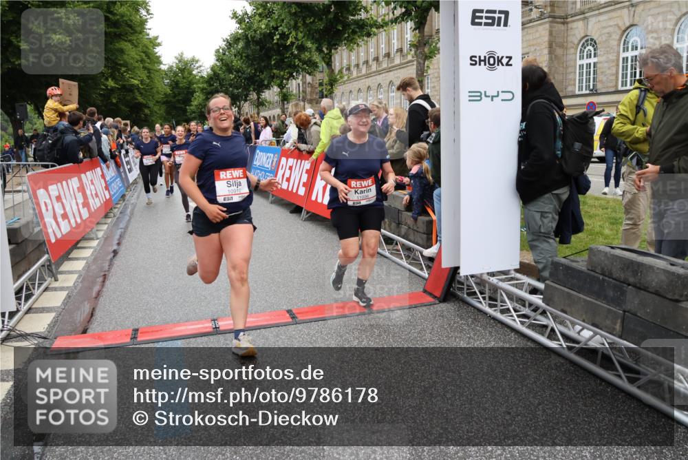 14.06.2026 - REWE Women's Run Strokosch-Dieckow http://msf.ph/oto/9786178 14.06.2026 10:05:57 Ziel 10048, 10049, 10050, 10087, 10199, 10309, 10332, 10477, 10579, 10624, 10694, 10705, 10726, 10761, 10799, 10910, 10980, 11010, 11034, 11036, 11316, 11356, 11363, 11532 meine-sportfotos.de