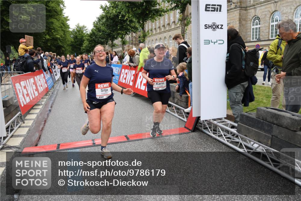 14.06.2026 - REWE Women's Run Strokosch-Dieckow http://msf.ph/oto/9786179 14.06.2026 10:05:57 Ziel 10048, 10049, 10050, 10087, 10199, 10309, 10332, 10477, 10579, 10624, 10694, 10705, 10726, 10761, 10799, 10910, 10980, 11010, 11034, 11036, 11316, 11356, 11363, 11532 meine-sportfotos.de