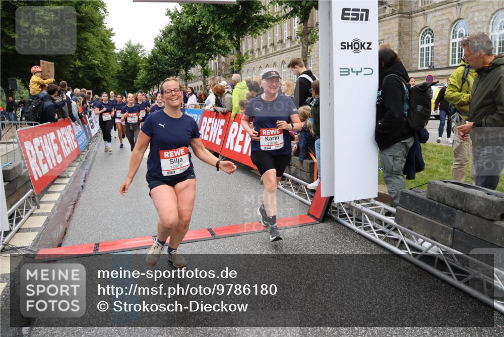 14.06.2026 - REWE Women's Run Strokosch-Dieckow http://msf.ph/oto/9786180 14.06.2026 10:05:57 Ziel 10048, 10049, 10050, 10087, 10199, 10309, 10332, 10477, 10579, 10624, 10694, 10705, 10726, 10761, 10799, 10910, 10980, 11010, 11034, 11036, 11316, 11356, 11363, 11532 meine-sportfotos.de