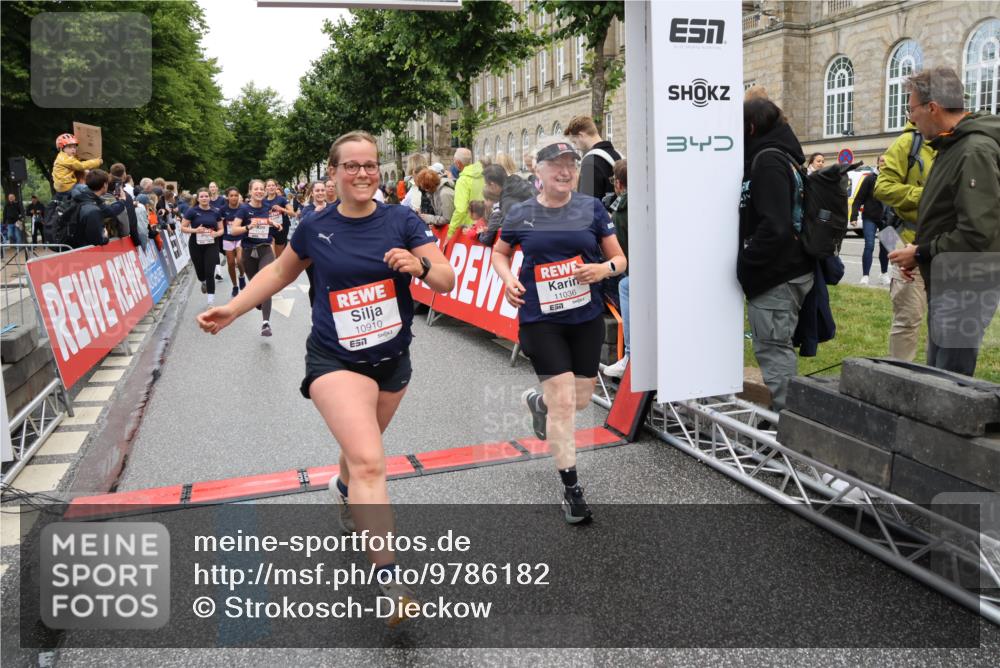 14.06.2026 - REWE Women's Run Strokosch-Dieckow http://msf.ph/oto/9786182 14.06.2026 10:05:57 Ziel 10048, 10049, 10050, 10087, 10199, 10309, 10332, 10477, 10579, 10624, 10694, 10705, 10726, 10761, 10799, 10910, 10980, 11010, 11034, 11036, 11316, 11356, 11363, 11532 meine-sportfotos.de