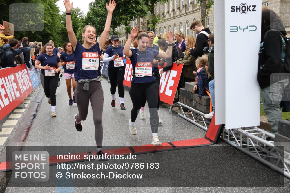 14.06.2026 - REWE Women's Run Strokosch-Dieckow http://msf.ph/oto/9786183 14.06.2026 10:05:59 Ziel 10048, 10049, 10050, 10087, 10199, 10309, 10332, 10477, 10538, 10579, 10624, 10654, 10694, 10705, 10726, 10761, 10799, 10910, 10980, 11010, 11034, 11036, 11181, 11316, 11356, 11363, 11532 meine-sportfotos.de