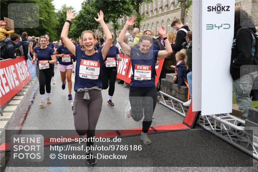 14.06.2026 - REWE Women's Run Strokosch-Dieckow http://msf.ph/oto/9786186 14.06.2026 10:05:59 Ziel 10048, 10049, 10050, 10087, 10199, 10309, 10332, 10477, 10538, 10579, 10624, 10654, 10694, 10705, 10726, 10761, 10799, 10910, 10980, 11010, 11034, 11036, 11181, 11316, 11356, 11363, 11532 meine-sportfotos.de