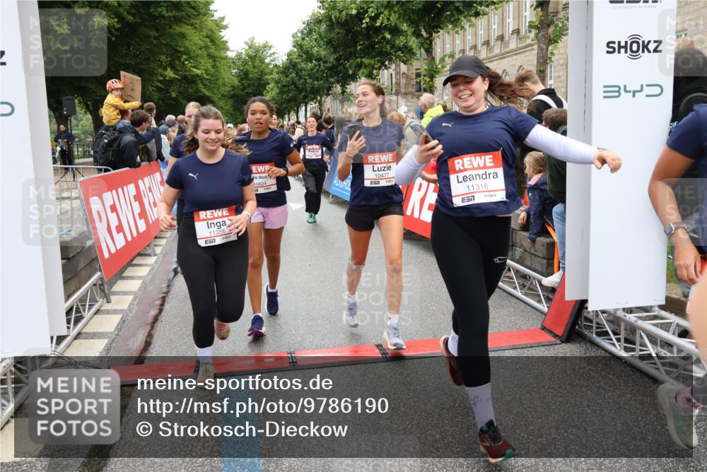 14.06.2026 - REWE Women's Run Strokosch-Dieckow http://msf.ph/oto/9786190 14.06.2026 10:06:00 Ziel 10048, 10049, 10050, 10087, 10123, 10199, 10332, 10477, 10538, 10579, 10624, 10654, 10694, 10705, 10726, 10799, 10910, 11010, 11034, 11036, 11181, 11316, 11356, 11363, 11532 meine-sportfotos.de