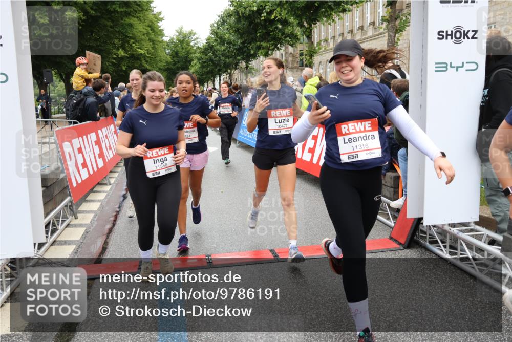 14.06.2026 - REWE Women's Run Strokosch-Dieckow http://msf.ph/oto/9786191 14.06.2026 10:06:00 Ziel 10048, 10049, 10050, 10087, 10123, 10199, 10332, 10477, 10538, 10579, 10624, 10654, 10694, 10705, 10726, 10799, 10910, 11010, 11034, 11036, 11181, 11316, 11356, 11363, 11532 meine-sportfotos.de