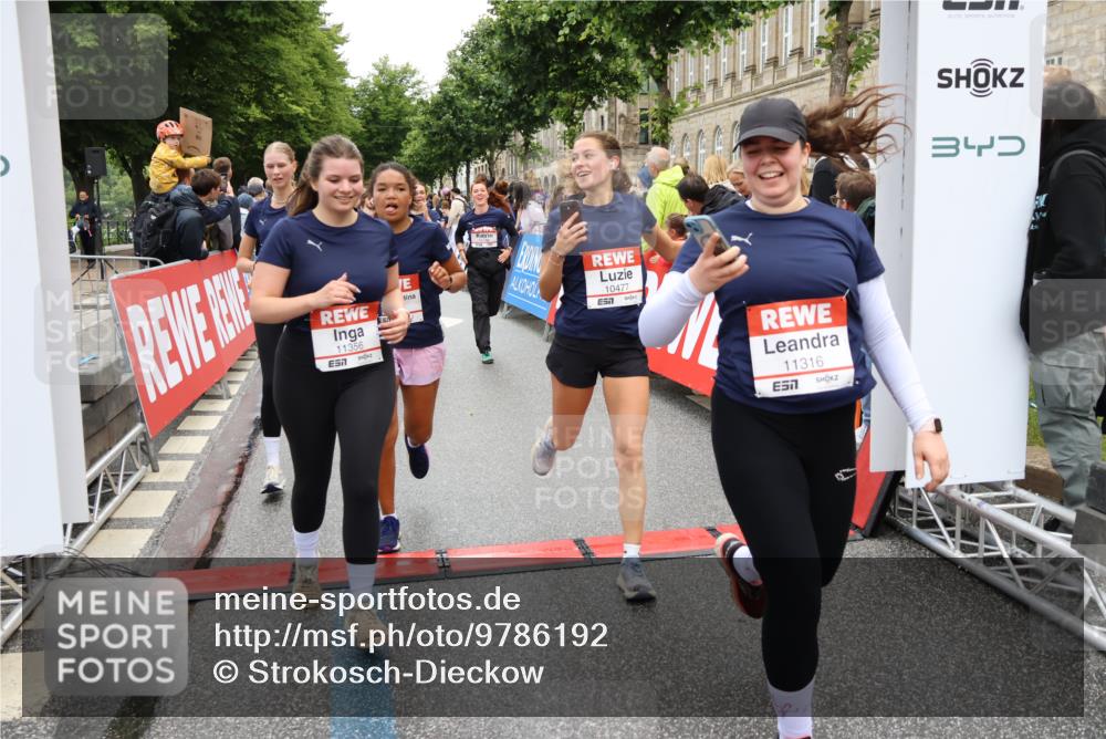 14.06.2026 - REWE Women's Run Strokosch-Dieckow http://msf.ph/oto/9786192 14.06.2026 10:06:00 Ziel 10048, 10049, 10050, 10087, 10123, 10199, 10332, 10477, 10538, 10579, 10624, 10654, 10694, 10705, 10726, 10799, 10910, 11010, 11034, 11036, 11181, 11316, 11356, 11363, 11532 meine-sportfotos.de