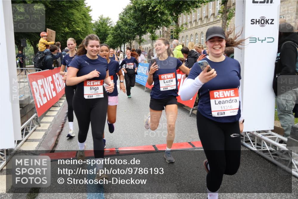 14.06.2026 - REWE Women's Run Strokosch-Dieckow http://msf.ph/oto/9786193 14.06.2026 10:06:00 Ziel 10048, 10049, 10050, 10087, 10123, 10199, 10332, 10477, 10538, 10579, 10624, 10654, 10694, 10705, 10726, 10799, 10910, 11010, 11034, 11036, 11181, 11316, 11356, 11363, 11532 meine-sportfotos.de