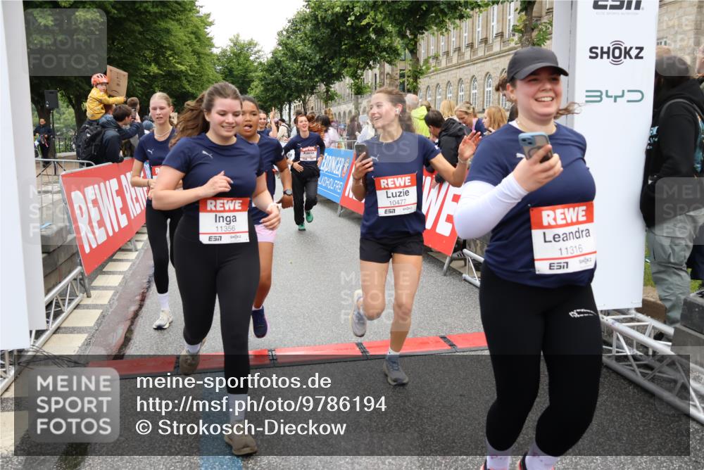 14.06.2026 - REWE Women's Run Strokosch-Dieckow http://msf.ph/oto/9786194 14.06.2026 10:06:00 Ziel 10048, 10049, 10050, 10087, 10123, 10199, 10332, 10477, 10538, 10579, 10624, 10654, 10694, 10705, 10726, 10799, 10910, 11010, 11034, 11036, 11181, 11316, 11356, 11363, 11532 meine-sportfotos.de