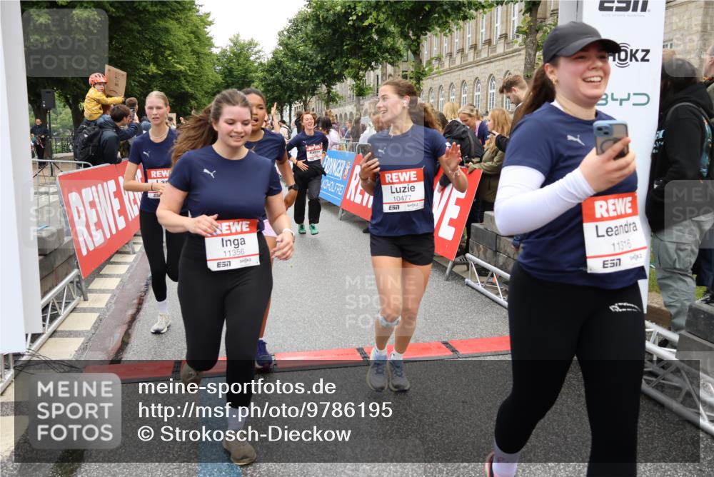 14.06.2026 - REWE Women's Run Strokosch-Dieckow http://msf.ph/oto/9786195 14.06.2026 10:06:00 Ziel 10048, 10049, 10050, 10087, 10123, 10199, 10332, 10477, 10538, 10579, 10624, 10654, 10694, 10705, 10726, 10799, 10910, 11010, 11034, 11036, 11181, 11316, 11356, 11363, 11532 meine-sportfotos.de