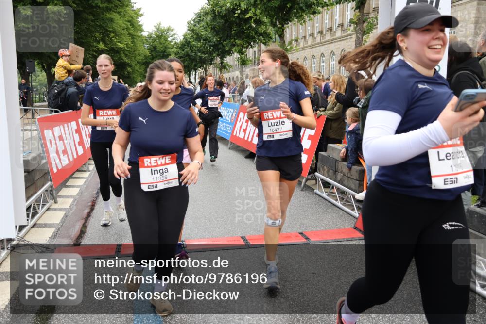 14.06.2026 - REWE Women's Run Strokosch-Dieckow http://msf.ph/oto/9786196 14.06.2026 10:06:00 Ziel 10048, 10049, 10050, 10087, 10123, 10199, 10332, 10477, 10538, 10579, 10624, 10654, 10694, 10705, 10726, 10799, 10910, 11010, 11034, 11036, 11181, 11316, 11356, 11363, 11532 meine-sportfotos.de