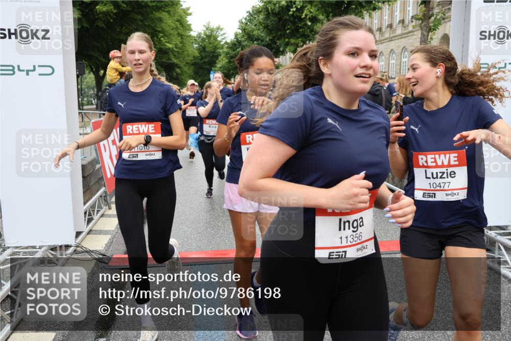 14.06.2026 - REWE Women's Run Strokosch-Dieckow http://msf.ph/oto/9786198 14.06.2026 10:06:01 Ziel 10048, 10049, 10050, 10123, 10199, 10477, 10538, 10624, 10654, 10694, 10705, 10726, 10799, 10910, 11010, 11034, 11036, 11181, 11316, 11356, 11363, 11532 meine-sportfotos.de